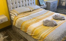 Town Center Large 2 Bedroom Apartment- Sleeps Up To 6 - Dogs Welcome - 2 Minutes From Train Station