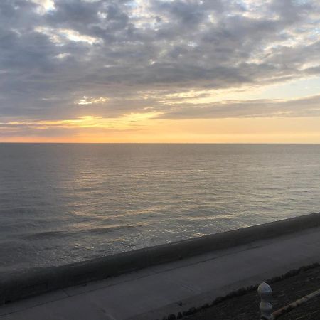 Town Center Large 2 Bedroom Apartment- Sleeps Up To 6 - Dogs Welcome - 2 Minutes From Train Station Blackpool Exterior photo