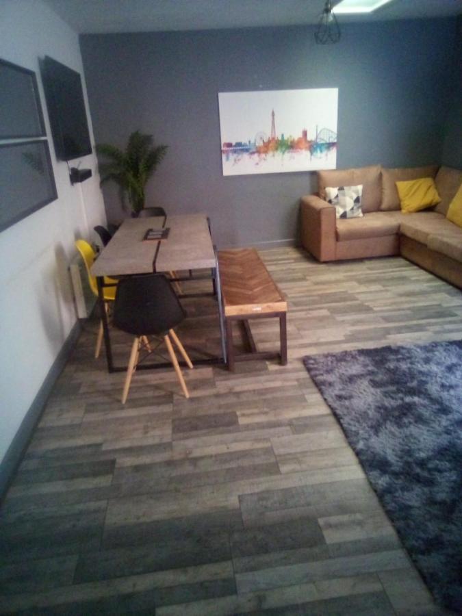 Town Center Large 2 Bedroom Apartment- Sleeps Up To 6 - Dogs Welcome - 2 Minutes From Train Station Blackpool Exterior photo