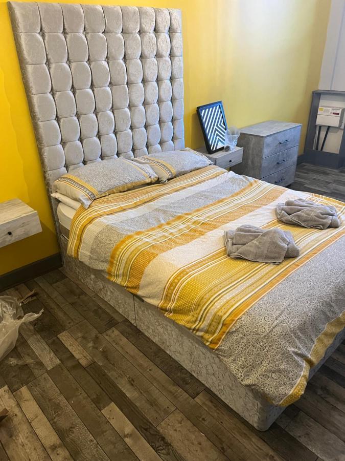 Town Center Large 2 Bedroom Apartment- Sleeps Up To 6 - Dogs Welcome - 2 Minutes From Train Station Blackpool Exterior photo