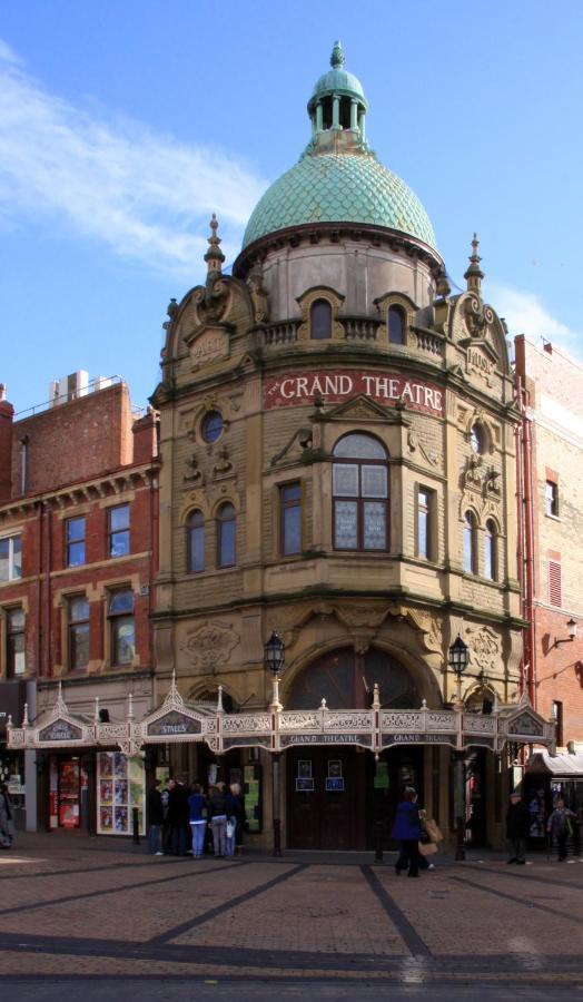 Town Center Large 2 Bedroom Apartment- Sleeps Up To 6 - Dogs Welcome - 2 Minutes From Train Station Blackpool Exterior photo