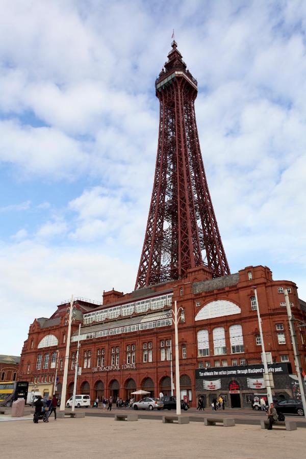Town Center Large 2 Bedroom Apartment- Sleeps Up To 6 - Dogs Welcome - 2 Minutes From Train Station Blackpool Exterior photo