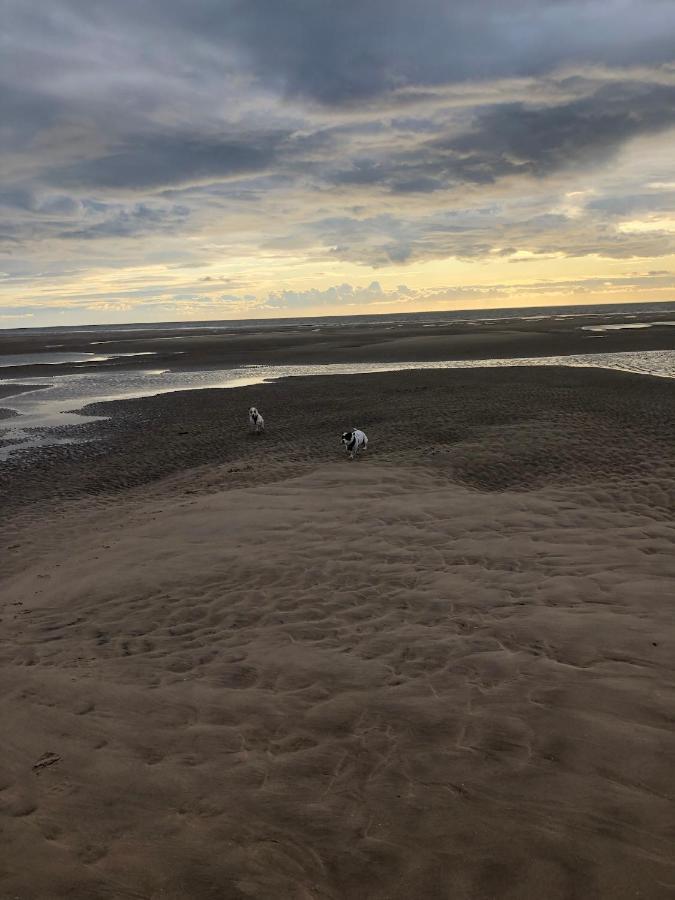 Town Center Large 2 Bedroom Apartment- Sleeps Up To 6 - Dogs Welcome - 2 Minutes From Train Station Blackpool Exterior photo